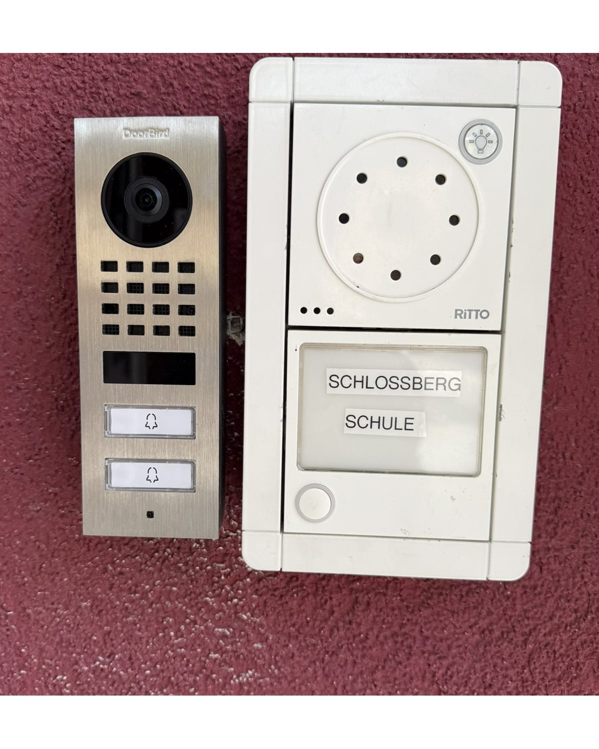 Neue DoorBird-Türstation neben der alten Klingelanlage